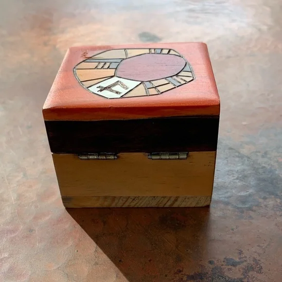 Decorative wooden box with hand painted lid - Picture 2 of 7